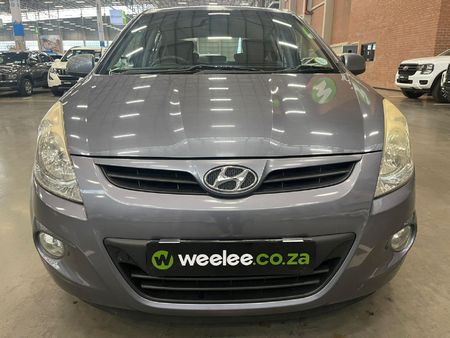 2010-Hyundai-i20-16_1