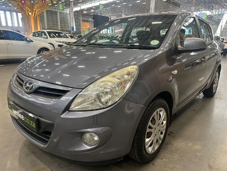 2010-Hyundai-i20-16_2