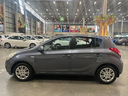 2010-Hyundai-i20-16_3