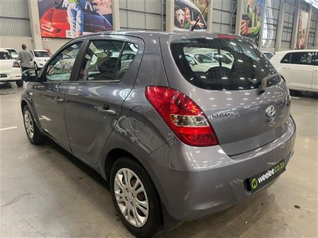 2010-Hyundai-i20-16_4