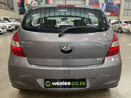 2010-Hyundai-i20-16_5