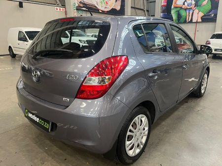 2010-Hyundai-i20-16_6