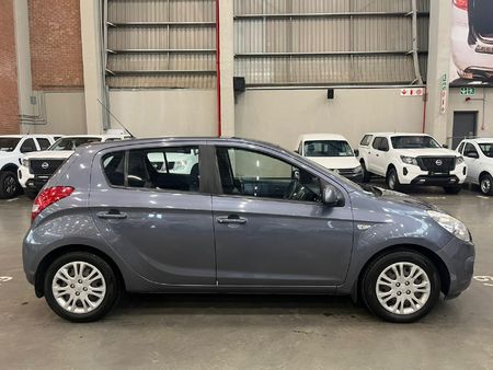 2010-Hyundai-i20-16_7