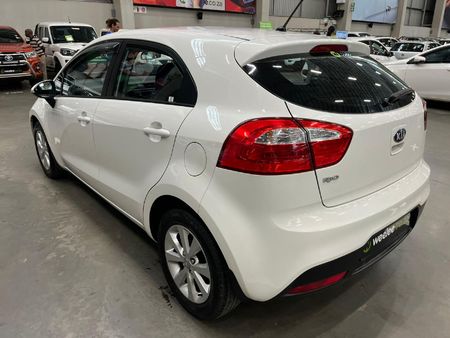2013-Kia-Rio-14-5-dr_4