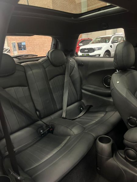 2019-MINI-Hatch-JCW-Auto_11