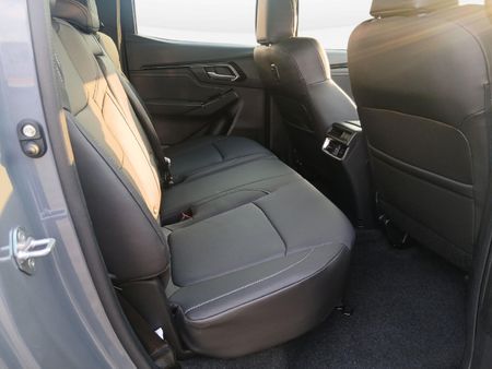 2026-Isuzu-D-Max-30-DDI-V-Cross-HR-4x4-Auto-Double-Cab_12