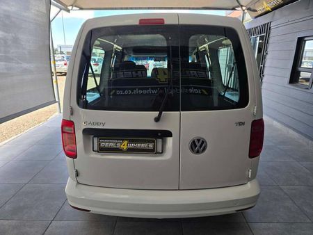 2016-Volkswagen-Caddy-Maxi-CrewBus-20-TDI_7