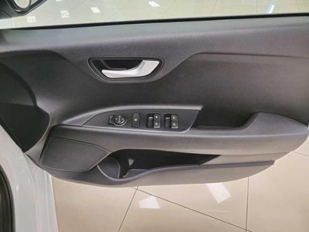 2017-Kia-Rio-12-5-dr_11