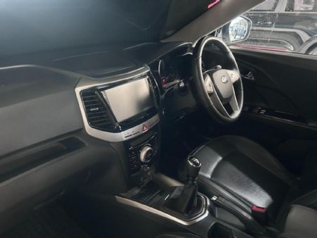 2023-Mahindra-XUV-300-15D-W8_10
