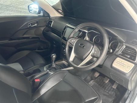 2023-Mahindra-XUV-300-15D-W8_11