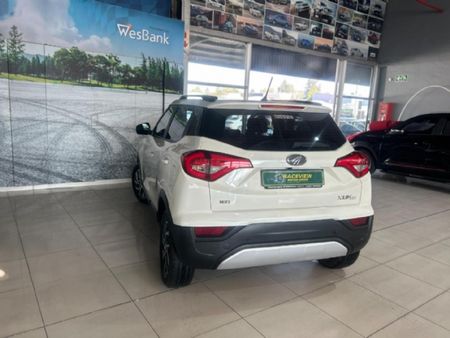 2023-Mahindra-XUV-300-15D-W8_2