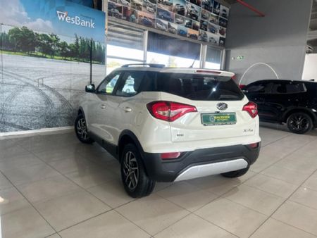2023-Mahindra-XUV-300-15D-W8_3