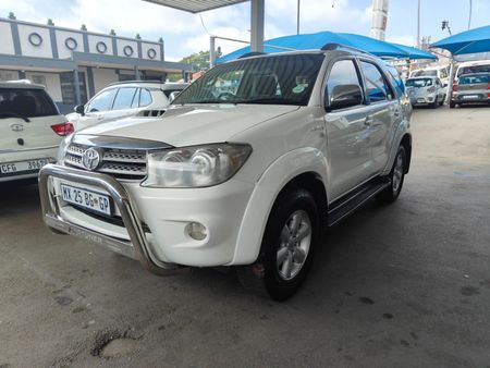 2012-Toyota-Fortuner-30-D-4D-Raised-Body_1