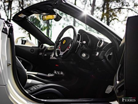 2010-Ferrari-California-22_16