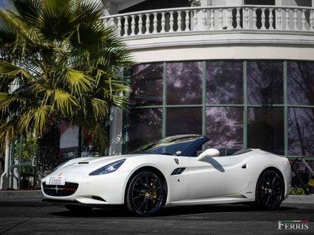 2010-Ferrari-California-22_4