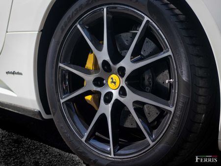 2010-Ferrari-California-22_5