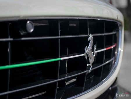 2010-Ferrari-California-22_7