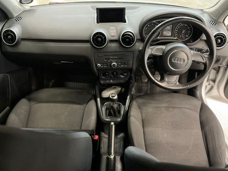 2011-Audi-A1-12-TFSI-3-dr-Attraction_11