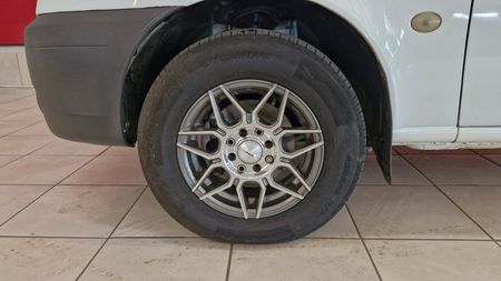 2011-Ford-Bantam-13i-XLT_8
