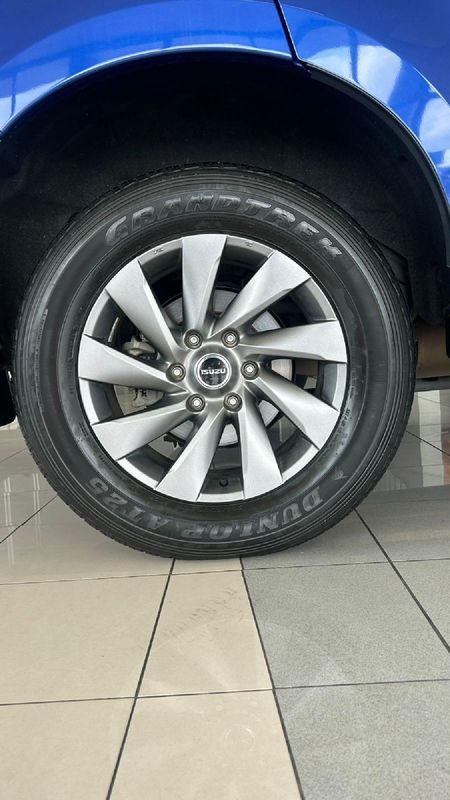 2024-Isuzu-Mu-x-30D-LS-4x4-Auto_11