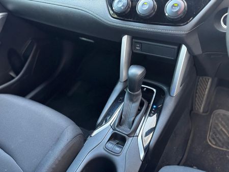 2025-Toyota-Corolla-Cross-18-XI_12