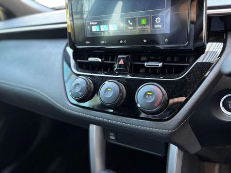 2025-Toyota-Corolla-Cross-18-XI_14