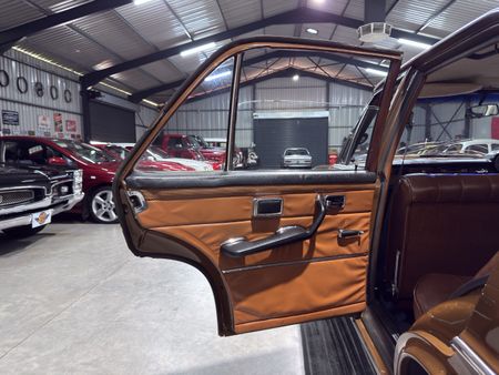 1969-Mercedes-Benz-S-Class-280-SE_47