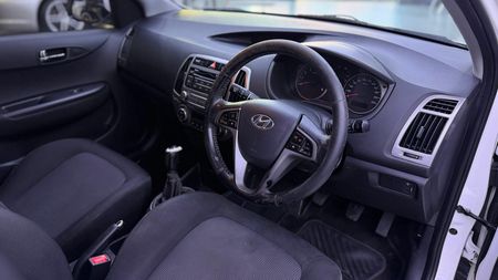 2012-Hyundai-i20-14-Glide_9