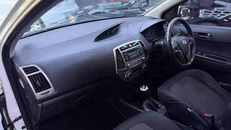 2012-Hyundai-i20-14-Glide_12