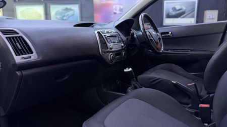 2012-Hyundai-i20-14-Glide_14