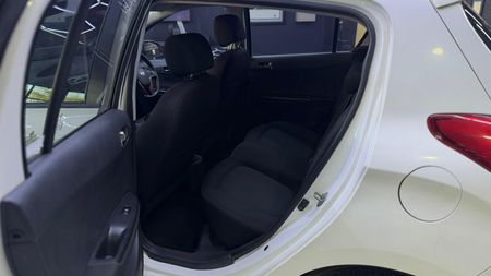 2012-Hyundai-i20-14-Glide_16