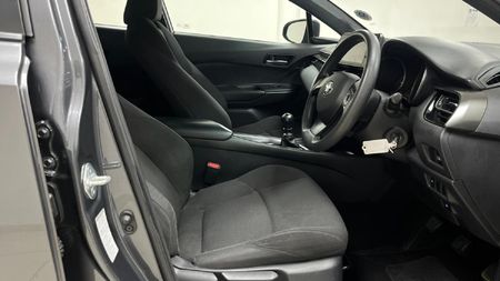 2019-Toyota-C-HR-12T_8