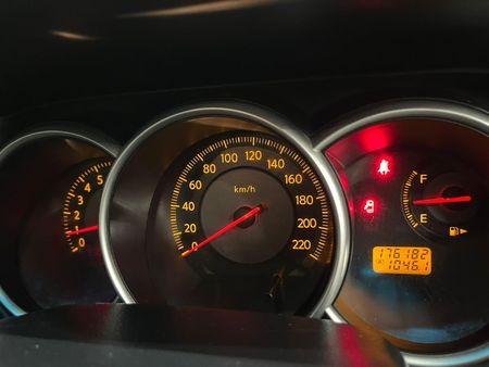 2010-Nissan-Tiida-16-Acenta_10