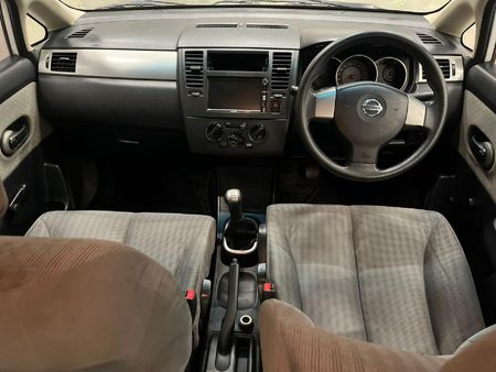 2010-Nissan-Tiida-16-Acenta_11
