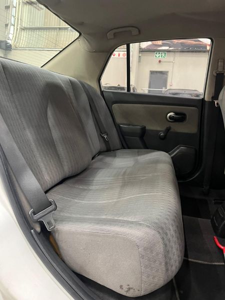 2010-Nissan-Tiida-16-Acenta_12