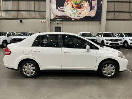 2010-Nissan-Tiida-16-Acenta_7