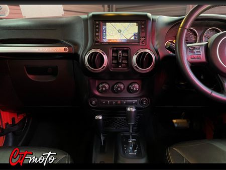 2015-Jeep-Wrangler-Unlimited-28-CRD-Sahara-Auto_14