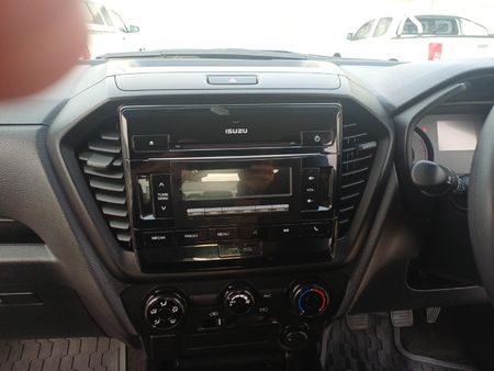 2024-Isuzu-D-Max-19-DDI-L-4x4-Double-Cab_19