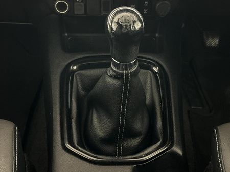 2022-Toyota-Hilux-28-GD-6-Raised-Body-Legend-4x4-Double-Cab_10