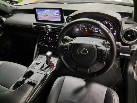 2022-Lexus-IS-300h-EX_9