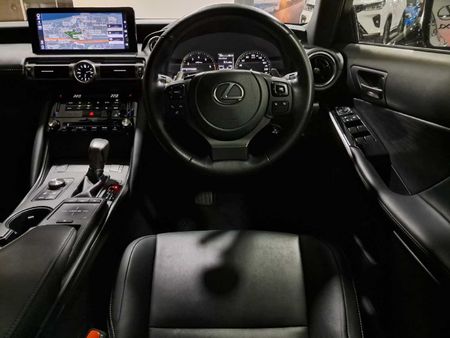 2022-Lexus-IS-300h-EX_10