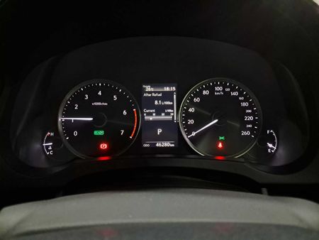 2022-Lexus-IS-300h-EX_11