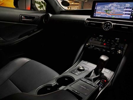 2022-Lexus-IS-300h-EX_12