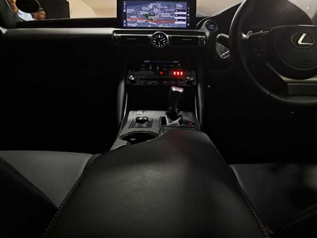 2022-Lexus-IS-300h-EX_13
