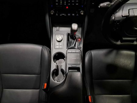 2022-Lexus-IS-300h-EX_14