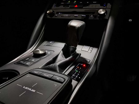 2022-Lexus-IS-300h-EX_15