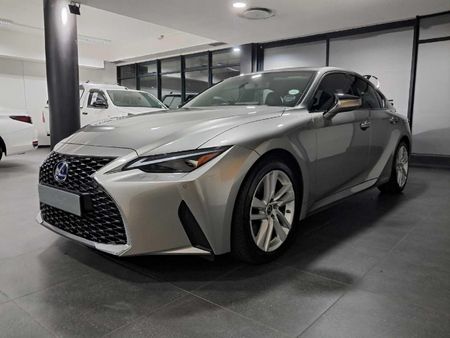 2022-Lexus-IS-300h-EX_17