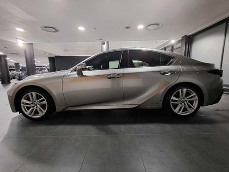 2022-Lexus-IS-300h-EX_18