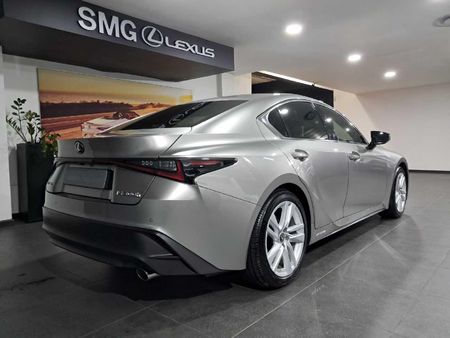 2022-Lexus-IS-300h-EX_1
