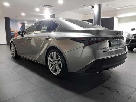 2022-Lexus-IS-300h-EX_19